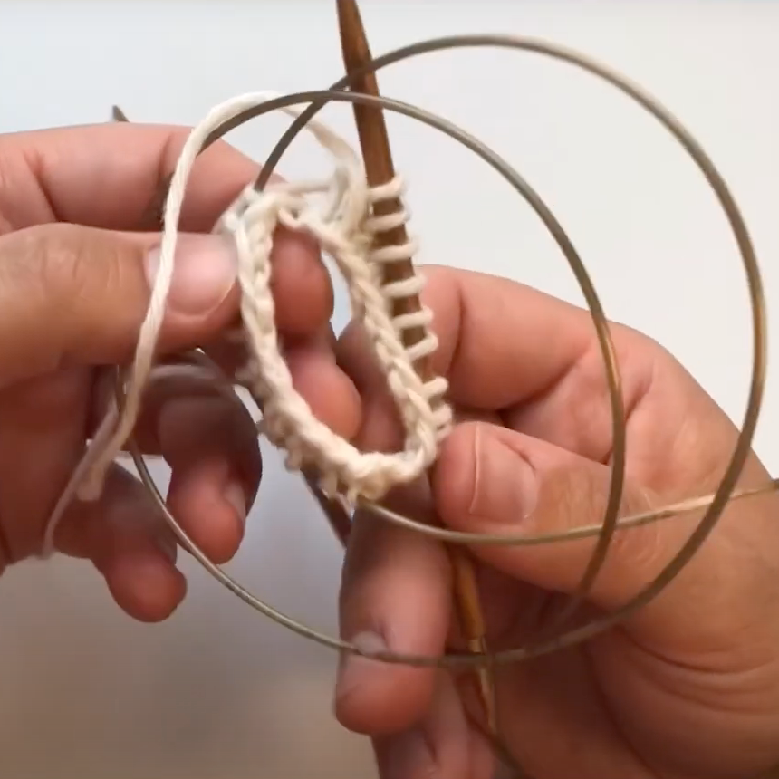 Ärmel, Socken, Halsausschnitt mit der Magic-Loop-Methode stricken